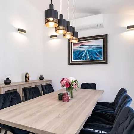 Friends & Family - Four Bedrooms Apartment *
