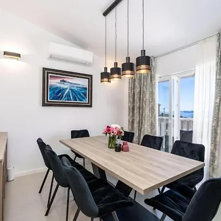 Friends & Family - Four Bedrooms Apartment