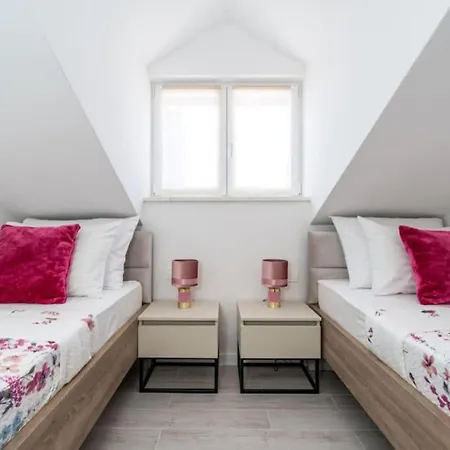 Friends & Family - Four Bedrooms Apartment