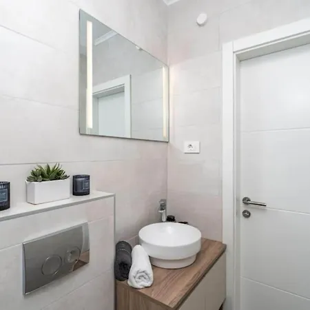 Friends & Family - Four Bedrooms Apartment *