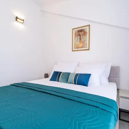 Friends & Family - Four Bedrooms Apartment *