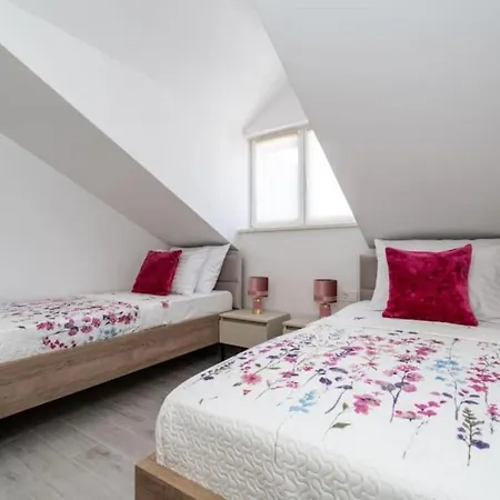 Friends & Family - Four Bedrooms Apartment *