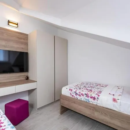 Friends & Family - Four Bedrooms Apartment Cavtat