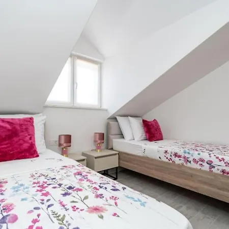 Apartment Friends & Family - Four Bedrooms Cavtat