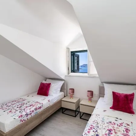 Friends & Family - Four Bedrooms Apartment